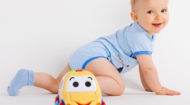 Twoje dziecko zaczyna raczkować? Zadbaj o jego bezpieczeństwo - Nie da się opisać radości rodziców gdy dziecko zaczyna raczkować. Odkrywanie nowych domowych zakamarków jest niezwykle ciekawe dla malucha, a mama z tatą cieszą się, że ich brzdąc nabył nowej umiejętności. Jednakże musimy pamiętać, aby zapewnić dziecku bezpieczne środowisko.