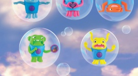 Bohaterowie nowego hitu kinowego już w McDonald’s®! - Do zestawów Happy Meal® zawitały nowe zabawki - paczka kosmitów, którzy chcą pokolorować świat dzieci! Na najmłodszych gości restauracji czeka 8 figurek postaci głównego bohatera z najnowszej produkcji DreamWorks, filmu animowanego „Dom”.