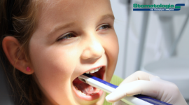 Stomatolog dziecięcy – jak leczyć bez bólu i lęku - Twoje dziecko płacze na samą myśl o dentyście? Lament, strach i ucieczka sprzed gabinetu to obowiązkowe punkty każdej wizyty? Nie musi tak być, oswój dziecko z leczeniem zębów jak najwcześniej, wybierz placówkę, w której czekają na nie bezbolesne zabiegi i przyjazny personel.