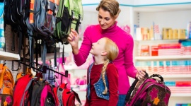 Radzimy, jak wybrać odpowiedni plecak - Skrzywienie kręgosłupa, zmniejszenie pojemności płuc, bóle pleców, stawów i mięśni – to wszystko może spotkać dziecko, które nosi za ciężki i nieodpowiednio dobrany tornister. Dowiedz się, na co zwracać uwagę podczas zakupów i jakich rozwiązań unikać.