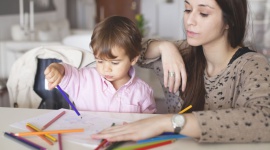 Koszt wychowania dziecka w Polsce - Według aktualnych danych Centrum im. Adama Smitha koszt wychowania jednego dziecka w Polsce, do 19 roku życia, mieści się w przedziale od 176 tys. do 190 tys. zł, a dwójki – od 317 tys. do 350 tys. zł.