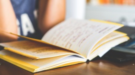 Sposoby na dobrze zdaną maturę z języka obcego - Co roku przed wyzwaniem przygotowania do matury z języka obcego stają setki tysięcy polskich uczniów – w ubiegłym roku do egzaminu dojrzałości tylko z czterech najpopularniejszych języków przystąpiło ok. 275 tys. osób.