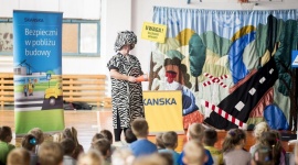 Dzieci będą uczyć się zasad bezpieczeństwa w domu - Premierowe spektakle pod hasłem „Bezpieczni w domu i mieszkaniu” odbyły się w środę, 18 maja w wybranych szkołach podstawowych w Warszawie. Tylko pierwszego dnia wzięło w nich udział blisko 900 dzieci. Inicjatorem akcji jest firma Skanska.