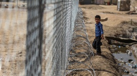 Irak: 3,6 mln dzieci jest narażonych na przemoc - Bagdad, Amman, 30 czerwca 2016 r. – 3,6 mln dzieci w Iraku (czyli 1 na 5 w tym kraju) jest narażonych na utratę zdrowia, życia, przemoc seksualną, porwanie i przymusowe wcielenie do grup zbrojnych. Według UNICEF liczba ta wzrosła o 1,3 mln w ciągu zaledwie 18 miesięcy.