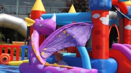 Smoczy zamek i goście nie z tego świata - Na ostatnie dwa tygodnie wakacji Port Łódź zaprasza dzieci do bajkowej krainy na patio centrum, gdzie znajduje się zamek przyjaznego smoka.