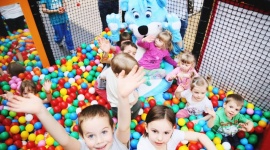 Przyjęcie urodzinowe dla dzieci? Musi być fun! - Jeśli chcesz, aby kinder party było spełnieniem marzeń Twojej pociechy i jednocześnie nie chcesz przez cały czas martwić się o małych gości, zapoznaj się z kilkoma wskazówkami dotyczącymi organizacji przyjęć urodzinowych dla dzieci.