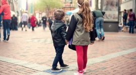 Mamo, tato gdzie jesteś? Co powinno wiedzieć dziecko, gdy się zgubi? - W czasie przedświątecznych zakupów wystarczy sekunda, by dziecko straciło z oczu mamę czy tatę. Zarówno dzieci, jak i rodzice w tym czasie muszą być bardzo uważni. Jak przygotować dziecko do tego, aby poradziło sobie i nie wpadło w panikę, gdy się zgubi?