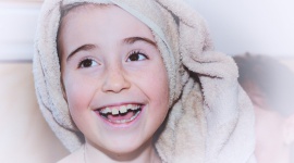 10 trików, dzięki którym Twoje dziecko pokocha mycie zębów - Jeżeli chcemy uchronić nasze dzieci przed ubytkami i próchnicą, to mycie zębów jest koniecznością, czy to się podoba malcom czy nie. Na szczęście mamy w zanadrzu kilka użytecznych wskazówek jak sprawić, żeby nasza pociecha z ochotą szorowała zęby minimum dwa razy dziennie!