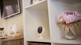 Kamera WiFi WIPC-301W - dodatkowa para oczu dla mam - Młodzi rodzice muszą coraz częściej bez wsparcia rodziny godzić pielęgnację niemowlęcia z codziennymi obowiązkami. Zwykłe zakupy, sprzątanie lub wyjście na kilka godzin do pracy to zadania niełatwe do zrealizowania, kiedy chcemy mieć dziecko stale na oku.