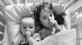 Ta mama codziennie robi wyjątkowe zdjęcia swoim dzieciom. Zobacz wystawę - Mieszkająca w Tarnowskich Górach artystka i mama połączyła pasję fotografa z fascynacją macierzyństwem i stworzyła Projekt 365. Każdego dnia, bez wyjątku, robi zdjęcia swoim dzieciom. W maju będzie można je zobaczyć w Galerii na Poziomie w Agorze Bytom. Wstęp wolny.