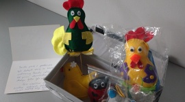 Kup zajączka – wspomóż dziecięce hospicjum. Fundacja „Pomóż Im” na Jarmarku - Wielobarwne stragany, a na nich mnóstwo ludowego rękodzieła, lokalne przysmaki, palmy, stroiki, pisanki i wiele innych świątecznych ozdób.