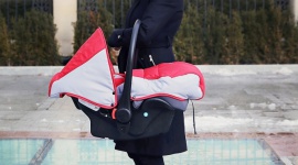 Mama wie lepiej: mały człowiek w samochodzie - czyli co potrzeba do bezpiecznej - Odpowiedź wydawałaby się oczywista – do bezpiecznej i wygodnej jazdy z dzieckiem potrzebny jest po prostu dobry fotelik. Tylko co to znaczy „dobry fotelik” i na co zwrócić uwagę, przy zakupie pierwszego fotelika?