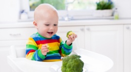 Sezon na brokuły - jak podać je dziecku? - Zielone warzywa to obowiązkowa pozycja w dziecięcym jadłospisie. Brokuł świetnie sprawdzi się jako pierwszy krok w ich wprowadzaniu do diety niemowlęcia. Podpowiadamy, jak to zrobić.