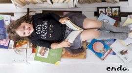 Wrześniowa wyprawka przedszkolaka - Warto zadbać o to, aby pierwsze dni w przedszkolu, a tym samym nowy etap w życiu dziecka był dla niego jak najmniej stresujący. Szafa przedszkolaka powinna być więc bogata w kolorowe, wesołe, ale też przyjazne dla małych rączek ubrania.