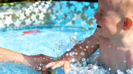 Mama wie lepiej: Uff jak gorąco – dowiedz się, czego absolutnie nie wolno robić - Przed nami miesiące pełne słońca i wysokich temperatur – czas wyjazdów, wypadów nad wodę, całych dni spędzanych na placach zabaw i w parkach oraz długich godzin spacerów z maluszkami, które właśnie przeżywają swoje pierwsze czy drugie lato w życiu.