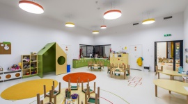 Architektura i design przyjazne dla najmłodszych - Przyjazna przestrzeń dla najmłodszych sprawia, że z przyjemnością przychodzą do przedszkola i miło spędzają czas na zabawie z rówieśnikami. Nowoczesne placówki edukacyjne zapewniają dzieciom komfortowe warunki do rozwoju. Jakie są dla nich najnowsze rozwiązania budowlane?