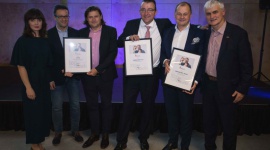 Ojcowskie reklamy – Allegro, Orange i Mercedes z wyróżnieniami topdads 2017 - Allegro, Orange i Mercedes-Benz Polska – to trzy firmy, których kampanie reklamowe doceniono wyróżnieniami topdads 2017. Za promowanie pozytywnego wizerunku ojcostwa uhonorowano również Fundację Mamy i Taty.