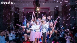 Majewski, Damięcki, Zagrobelny, Mroczek w charytatywnym pokazie mody marki Endo. - 11 grudnia w Sali Ratuszowej PKiN odbył się charytatywny pokaz kolekcji świątecznej Endo. Mali podopieczni Fundacji Spełnionych Marzeń zaprezentowali stylowe ubranka w towarzystwie gwiazd oraz członkiń Klubu Integracji Europejskiej.