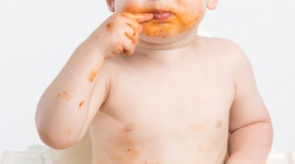 „Zjedz tylko mięsko, warzywa możesz zostawić” – o mięsie w diecie dziecka - Mięso i jego przetwory odgrywają w diecie dzieci dużą rolę. Nie każdy produkt z tej grupy jest jednak dobry dla maluchów. Zdezorientowany rodzic potrzebuje informacji co i kiedy podawać dziecku, by zdrowo rosło.