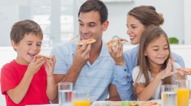 Masz ochotę na pizzę? Taką zjesz ze smakiem! - Jedna z najbardziej lubianych potraw dzieci, młodzieży i dorosłych zaliczana do fast foodów to pizza, która mimo swojego zachęcającego wyglądu i smaku nie należy do dań niskokalorycznych. Niestety ulegając pokusie żółtego sera i pomidorowego aromatu często się nią przejadamy.