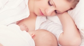 Dlaczego mleko mamy to złoty standard żywienia niemowląt? - Niepowtarzalność i wyjątkowość mleka mamy sprawia, że pediatrzy rekomendują karmienie piersią jako najlepszy sposób żywienia niemowlęcia. Czy wiesz, dlaczego?