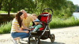 Jak spędzić z dzieckiem czas na świeżym powietrzu? Spacer spacerowi nie równy - Spacer z dzieckiem to wspaniały sposób na aktywne spędzenie czasu. Bez względu na to, czy spacerować będziemy z noworodkiem czy kilkulatkiem, korzyści z wyjścia z domu jest wiele. Trzeba tylko wiedzieć, jak je wykorzystać.