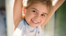 Jak przygotować dziecko do dbania o zęby na wakacyjnych wyjazdach bez rodziców? - Wakacje sprzyjają dziecięcej niezależności. Dotyczy to także higieny jamy ustnej. 73% pytanych mam deklaruje, że wie w jaki sposób ich pociecha dba o zęby poza domem. Czy na pewno?