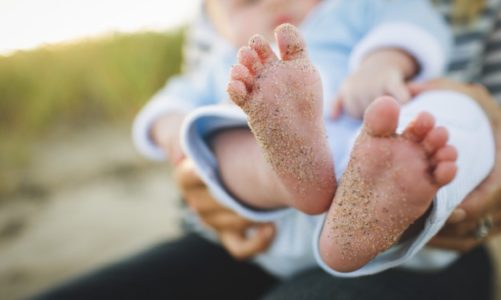 Praktyczne porady na wakacyjny wyjazd z niemowlęciem