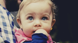 Jak wspierać rozwój dziecka po 1. r. ż. poprzez dietę? Poznaj wskazówki pediatry - Rodzice, chcąc jak najlepiej zatroszczyć się o juniora, powinni wiedzieć, jakie składniki są istotne dla organizmu po 1. roku życia i na co warto zwracać uwagę przy komponowaniu jego jadłospisu.