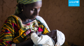 3 na 5 dzieci nie jest karmionych piersią w pierwszej godzinie życia - Karmienie piersią w ciągu pierwszej godziny po porodzie jest kluczowe dla ratowania życia noworodków.