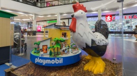 Wejdź do świata PLAYMOBIL. Nietypowa wystawa w Magnolia Park - Uwielbiani przez miliony dzieci bohaterowie świata PLAYMOBIL zawitali do Magnolia Park. Interaktywną wystawę 10 figurek o wysokości 150 cm można odwiedzać do końca wakacji. To jedyna taka wystawa w Europie.