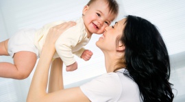 Mamy patent na bolesne ząbkowanie - Ząbkowanie to bardzo indywidualny okres dla każdego niemowlaka. Niektóre dzieci przechodzą go prawie bezobjawowo, inne donośnie informują świat o wyrastających im zębach płaczem i grymasami. Podpowiadamy najpopularniejsze sposoby, by każdy mógł znaleźć swój patent na ząbkowanie.