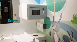 Otwarcie pierwszego w tym formacie pokoju dla rodziców z dziećmi. - PKN ORLEN we współpracy z Pampers stworzyły przestrzeń zapewniającą komfortowy odpoczynek dla osób podróżujących z dziećmi. Wraz z otwarciem stacji ORLEN Drive został oddany pierwszy pokój dla rodziców w nowym formacie na stacji MOP w Michałowicach.