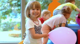 CZY EDUKACJA PRZEDSZKOLNA MOŻE BYĆ KLUCZEM DO SUKCESU W DOROSŁYM ŻYCIU? - Zdolność do uczenia rozwija się najszybciej w pierwszych latach życia. Około 50% możliwości dziecko nabywa w wieku przedszkolnym, a następne 30% rozwija się w wieku wczesnoszkolnym.