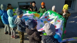 Przedszkolaki zachęcają do adopcji! - Dzieci z przedszkola „Za lasem” w Zalasewie (gm. Swarzędz k. Poznania) zachęcają do adopcji i nawołują, by to zrobić jeszcze przed zimą. Jest to adopcja dość nietypowa, bo chodzi o pszczoły! A przedszkolaki tłumaczą dlaczego warto być przyjacielem pszczoły.