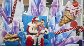 Wielka Świąteczna przygoda w Porcie Łódź! - Port Łódź rozbłysnął tysiącami światełek! Na każdym kroku w Centrum czekają na Klientów świąteczne dekoracje - pluszowe renifery, bałwanki, pingwiny oraz świetlne gałązki i drzewka, a także choinki.