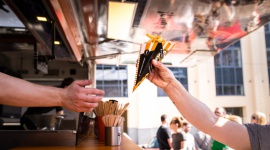 Mikołajki z Frytkami - Czekoladki i cukierki rozdawane w Mikołajki to rzecz zwyczajna. Ale frytki? A dlaczego nie! Z okazji dnia Mikołaja Frytki Belgijskie w Krakowie chcą obdarować uczniów szkół specjalnych w Krakowie, Łodzi i Nowym Sączu, czyli wszędzie tam, gdzie działają punkty firmy.