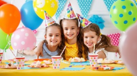 Jak zorganizować Sylwestra dla pociechy? - Jak witać Nowy Rok? Oczywiście z przytupem! Dotyczy to zarówno nastolatków, dorosłych jak i dzieci! Pamiętajmy, że ta wyjątkowa noc w roku jest również niezwykłą atrakcją dla najmłodszych, którzy marzą o zorganizowaniu domowej imprezy dla koleżanek i kolegów.