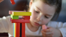 ZABAWKI EDUKACYJNE, ZNACZY LEPSZE? - Zabawki towarzyszą dzieciom od pierwszych chwil życia. Inwestując w kompanów malucha warto wybrać przedmioty, które będą pozytywnie wpływały na jego rozwój. Jakie zabawki wybrać, aby umożliwić dziecku intensywne poznawanie świata?