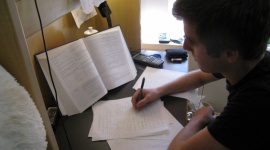 Jak warszawscy uczniowie przygotowują się do egzaminu ósmoklasisty? - Na niecałe dwa miesiące przed egzaminami ósmoklasisty, rodzice uczniów coraz częściej poszukują prywatnych kursów edukacyjnych przygotowujących do kwietniowych testów.