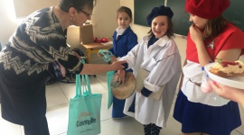 Francuska Wiosna w białostockiej szkole - Stroje w kolorach flagi francuskiej, konkursy, prezentacje i francuska kuchnia – uczniowie Społecznej Szkoły Podstawowej nr 11 włączyli się w obchody Wiosny Francuskiej w Białymstoku.