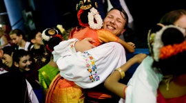 Poznaj młodych artystów z czterech stron świata - W 10. edycji projektu artystyczno-edukacyjny Brave Kids w Polsce weźmie udział ponad 100 młodych artystów z 26 grup. Przyjadą z Ameryki, Azji, Afryki i Europy. Rozpoczęła się już rekrutacja rodzin, które chciałyby gościć utalentowane dzieci i młodzież.