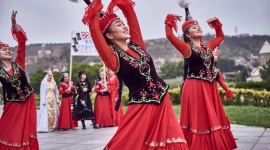 Zostań rodziną Brave Kids - Przyjmij dzieci, młodych artystów, którzy przyjadą do Polski z całego świata. Projekt artystyczno-edukacyjny Brave Kids odbywa się już po raz 10. W tym roku dzieci będą gościć u rodzin we Wrocławiu, Rzeszowie, Lesznie, Radziejowicach, Wałbrzychu, a także w Białymstoku i Gdańsku.