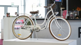 Dzień Matki w Bytomiu. Wygraj dla mamy białą damkę - Szukasz wyjątkowego prezentu dla mamy z okazji jej święta? Chcesz ją zaskoczyć? Weź udział w konkursie, w którym do wygrania jest rower damski marki Kross.