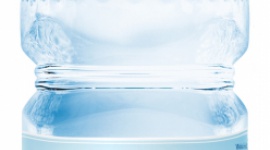 Boli brzuszek, boli główka - czyli czym skutkuje niedobór wody w diecie dziecka - Woda reguluje wiele procesów zachodzących w organizmie dziecka. Z tego względu właściwe nawadnianie jest jednym z czynników decydujących o jego prawidłowym funkcjonowaniu i rozwoju.