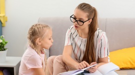 Wady wymowy u dzieci - jak pomóc naszym pociechom? - Zaburzenia mowy u dzieci to pewne nieprawidłowości, które powodują kłopoty z poprawnym wysławianiem się i wymawianiem poszczególnych głosek.