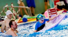 DLACZEGO WARTO NAUCZYĆ DZIECKO PŁYWAĆ? - Nie ma chyba dzieci, które nie lubią zabaw w wodzie, dlatego warto do tygodniowego grafiku przemycić chociaż jedną godzinę na basenie.