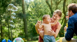 Potrzeby żywieniowe rocznego dziecka – czy umiesz na nie odpowiadać? - Poznaj wskazówki, dzięki którym dowiesz się, jak zadbać o wielkie potrzeby małego dziecka i jak komponować jego codzienny jadłospis, by wspierać harmonijny rozwój młodego organizmu.