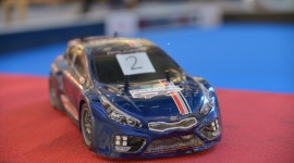 Rajdowe Lato w Mieście 2019 - Co dzieci mogą robić latem w mieście? Na przykład uczyć się jazdy zdalnie sterowanymi modelami samochodów, a nawet wziąć udział w zawodach.