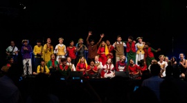 Brave Kids pożegnały się z Trójmiastem - Indie, Iran, Salwador, Litwa oraz Polska obok siebie na jednej scenie we wspólnym międzykulturowym spektaklu. Tak 29 młodych artystów z najdalszych zakątków świata pożegnało się z Trójmiastem i tym samym zakończyło 10. edycję Brave Kids w Polsce.